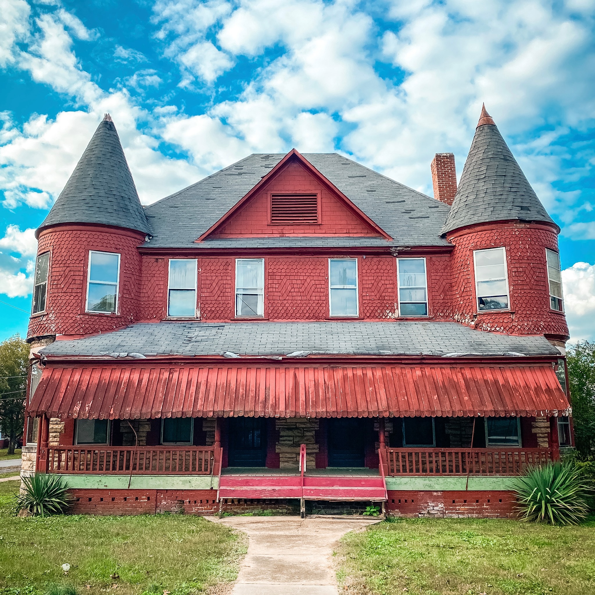 Mammoth Queen Anne in Bridgeport