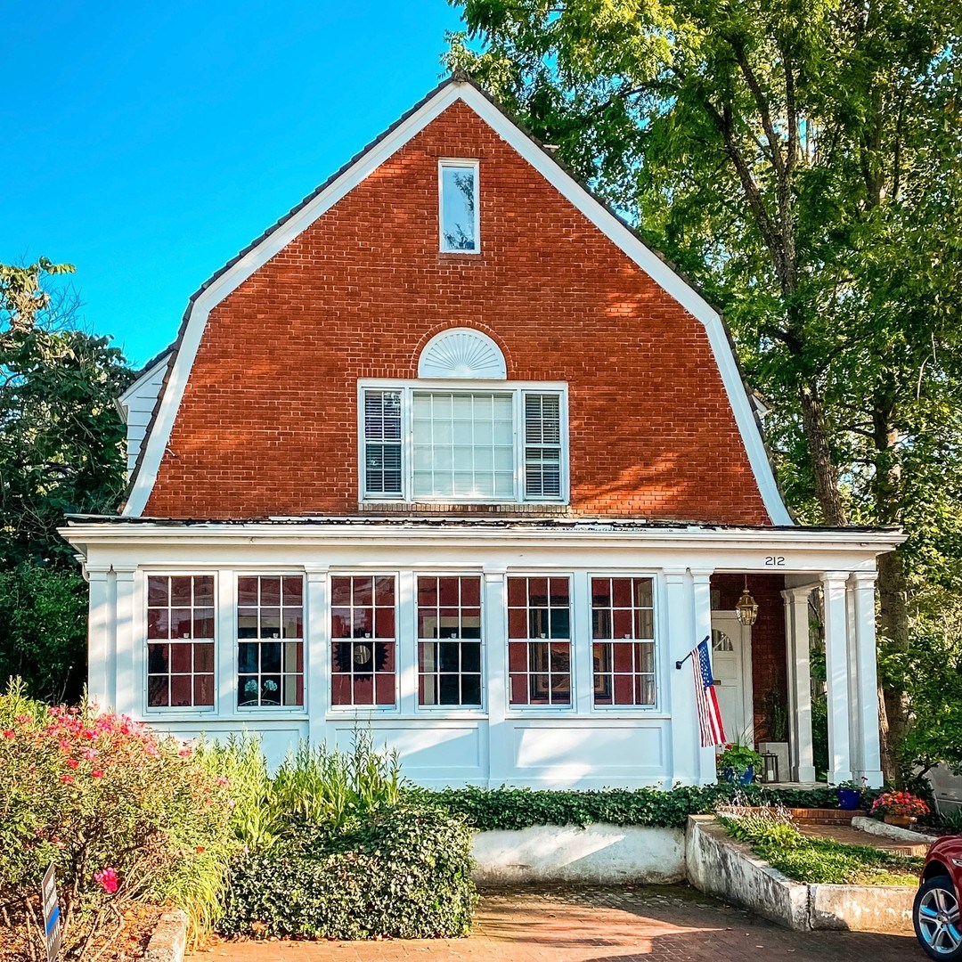 Dutch Colonial in Jonesborough